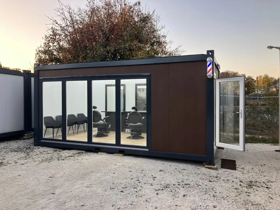 Barber konténer — kívülről, esti fényben