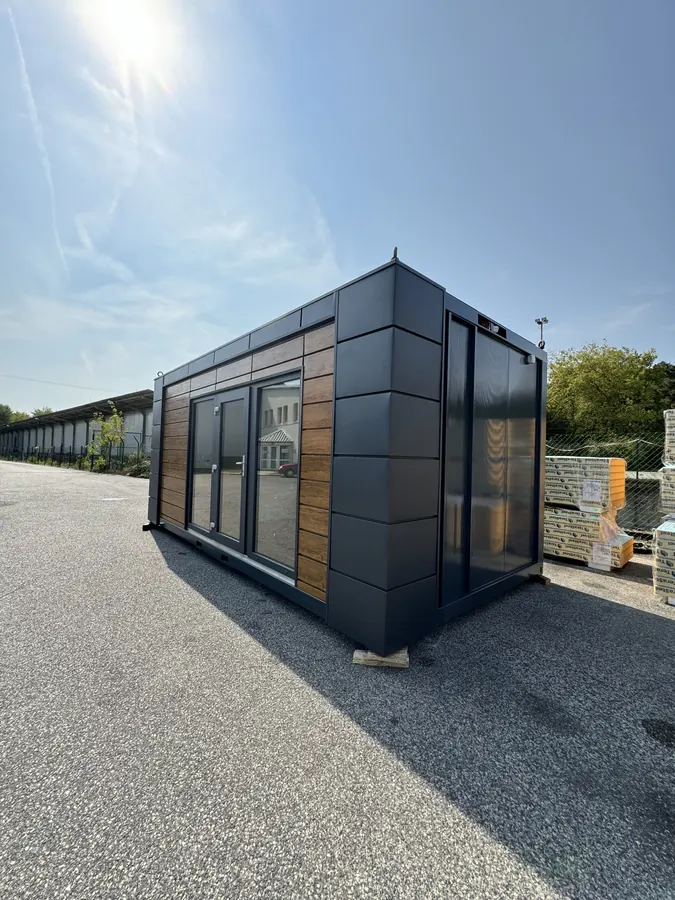 Design konténer — kívülről, napsütésben