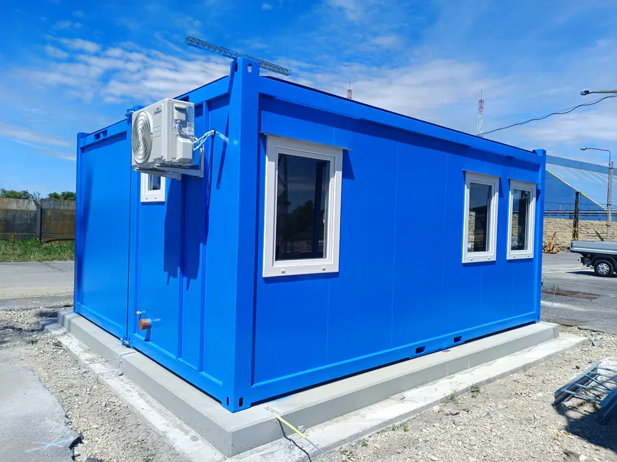 Kék irodakonténer — oldalnézetből
