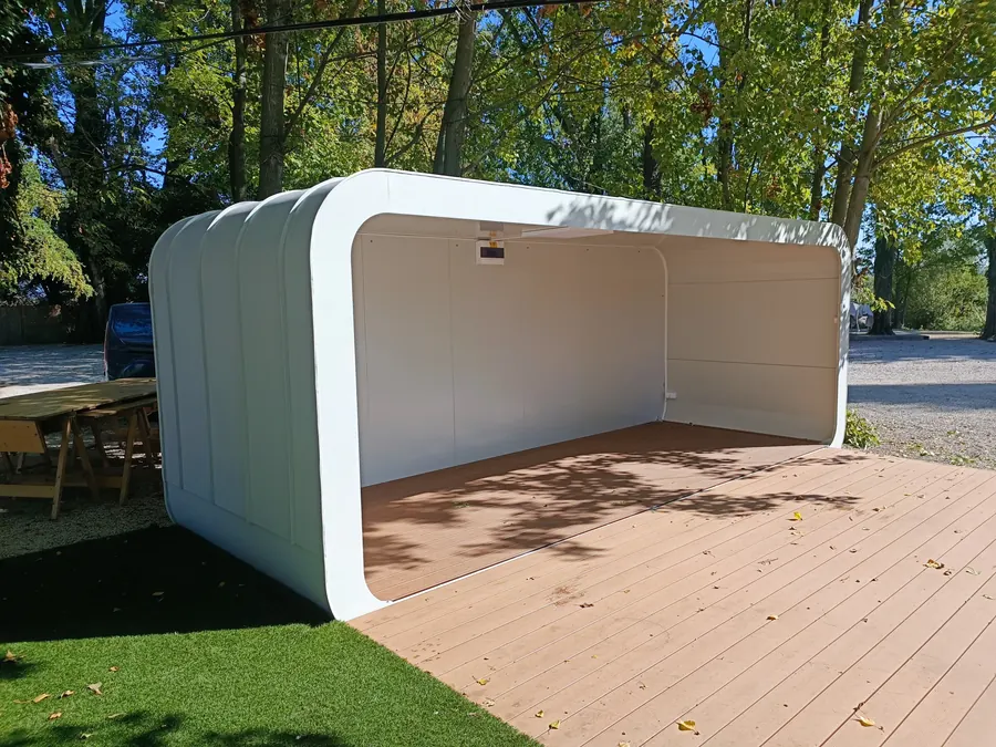 Íves pergola konténer — a kertben