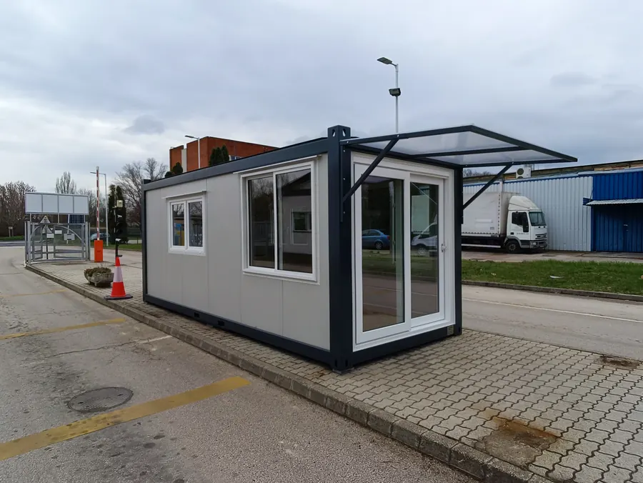 Portakonténer — előtetővel
